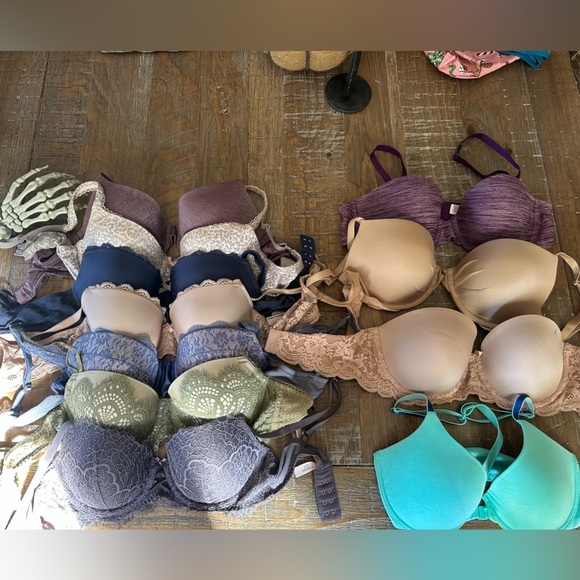 Victoria's Secret bundle Lace and Solid Bra Collection - 11 bras - Picture 2 of 6